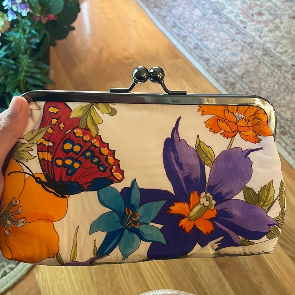 Butterfly and flower clutch witch chain detail
